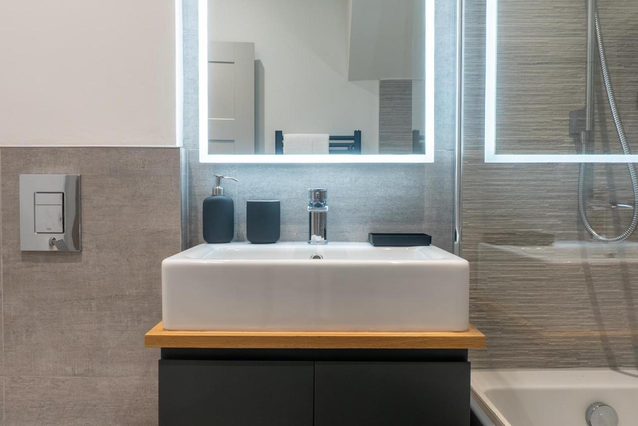 Spring Mount Huge Luxury Full Apartment- Harrogate Centre-Two Extremely Comfy Kingsize Bedrooms-Fully Equipped Modern Kitchen-Cosy Living Room With Huge Tv Εξωτερικό φωτογραφία