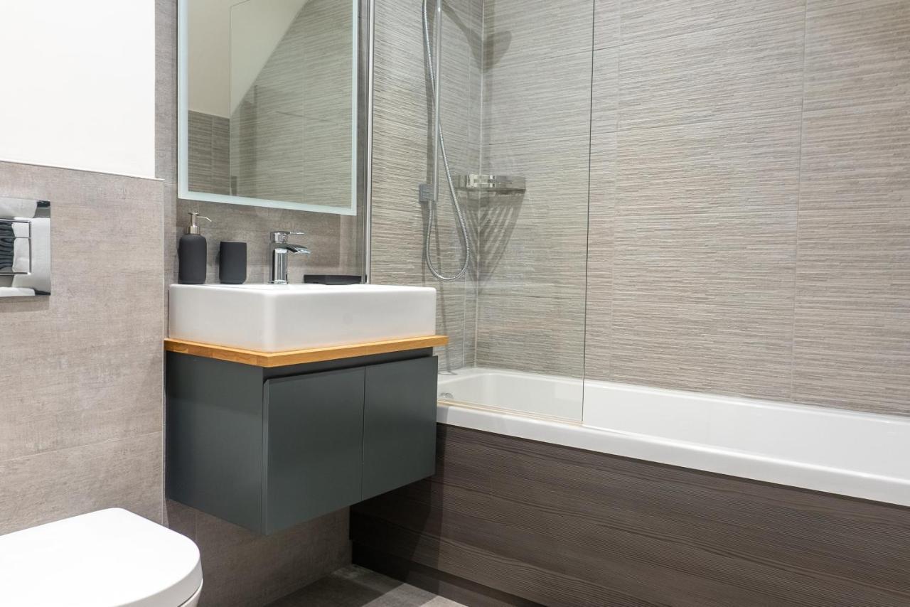 Spring Mount Huge Luxury Full Apartment- Harrogate Centre-Two Extremely Comfy Kingsize Bedrooms-Fully Equipped Modern Kitchen-Cosy Living Room With Huge Tv Εξωτερικό φωτογραφία